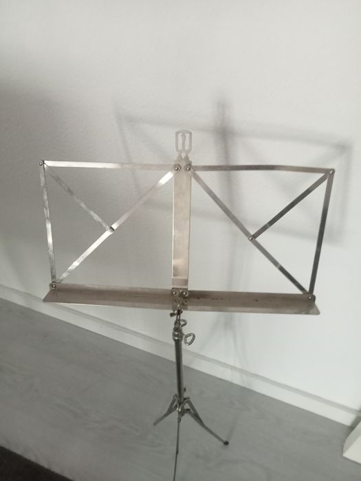 Estante musica metal