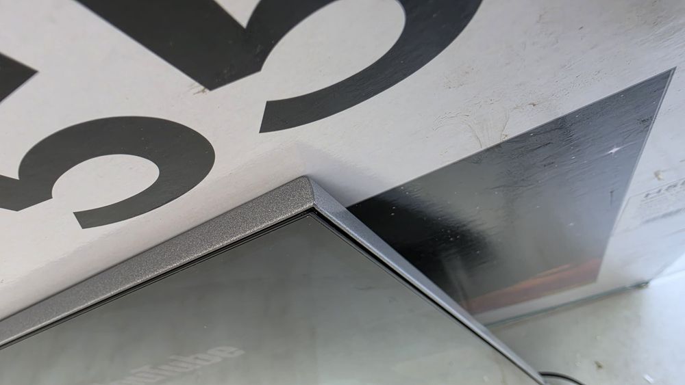 Тоненький ULED телевізор HISENSE H55u7be