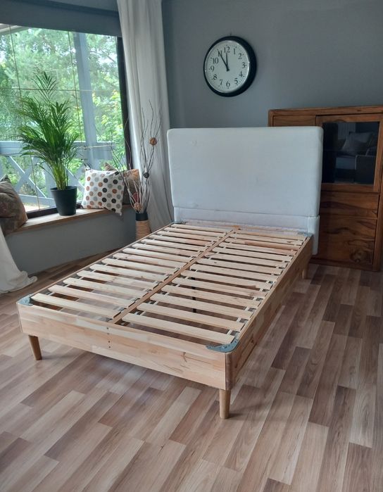 Nowe drewniane łóżko kontynentalne Ikea z wymiennym pokryciem