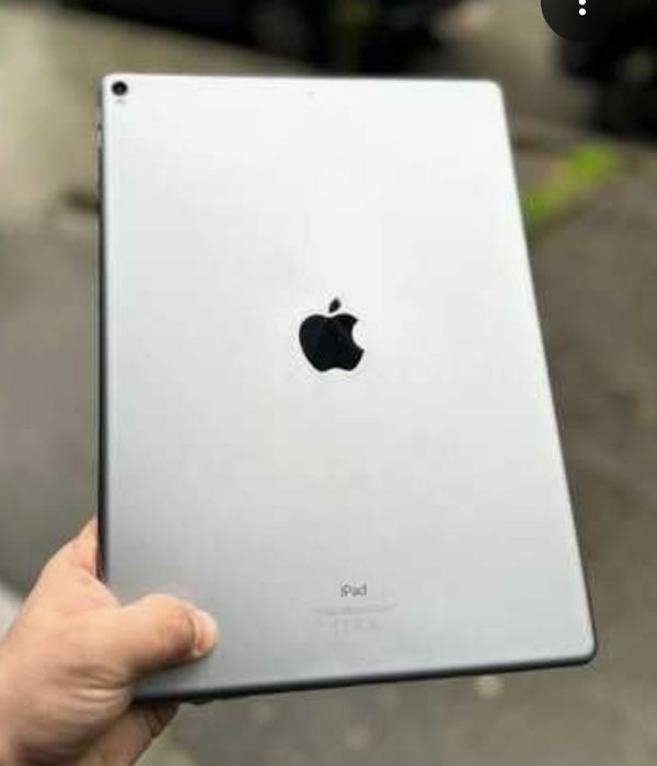 Ipad pro 12.9, состояние нового, батарея 98%. Никаких проблем и блокировок, не разбирался.
