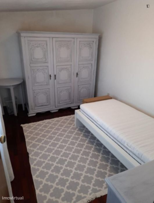 Quarto - localizado em Pedrouços Porto