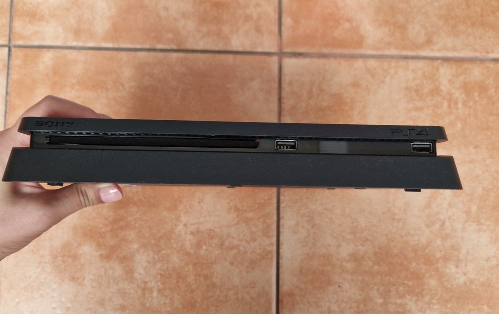 Playstation 4 slim 500GB com caixa