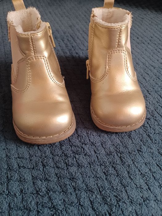 Zlote buciki dla dziewczynki.