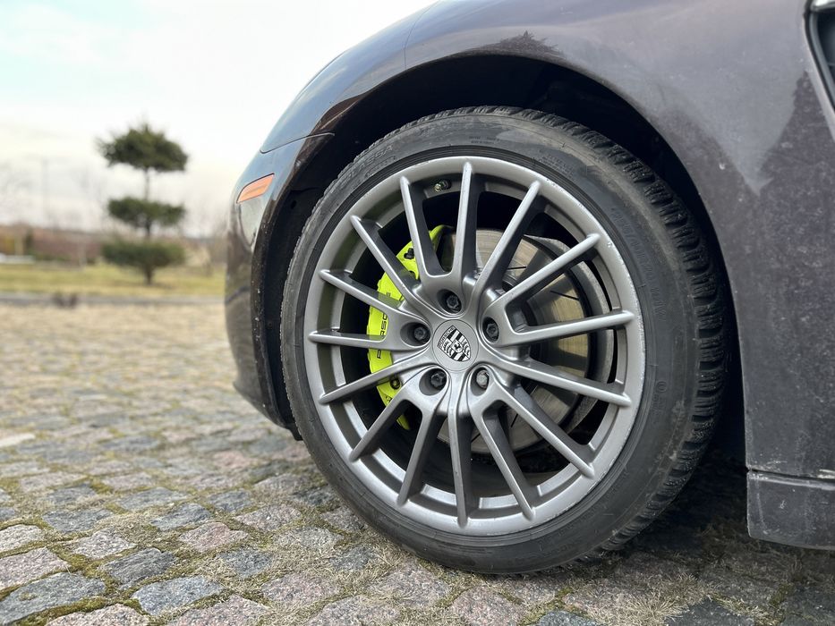 В продажі шикарний Porsche Panamera S (гібрід)