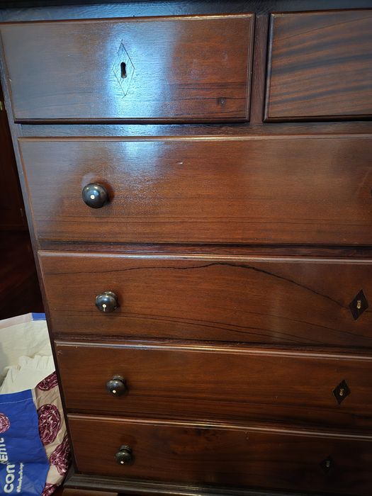 Cómoda em madeira maciça