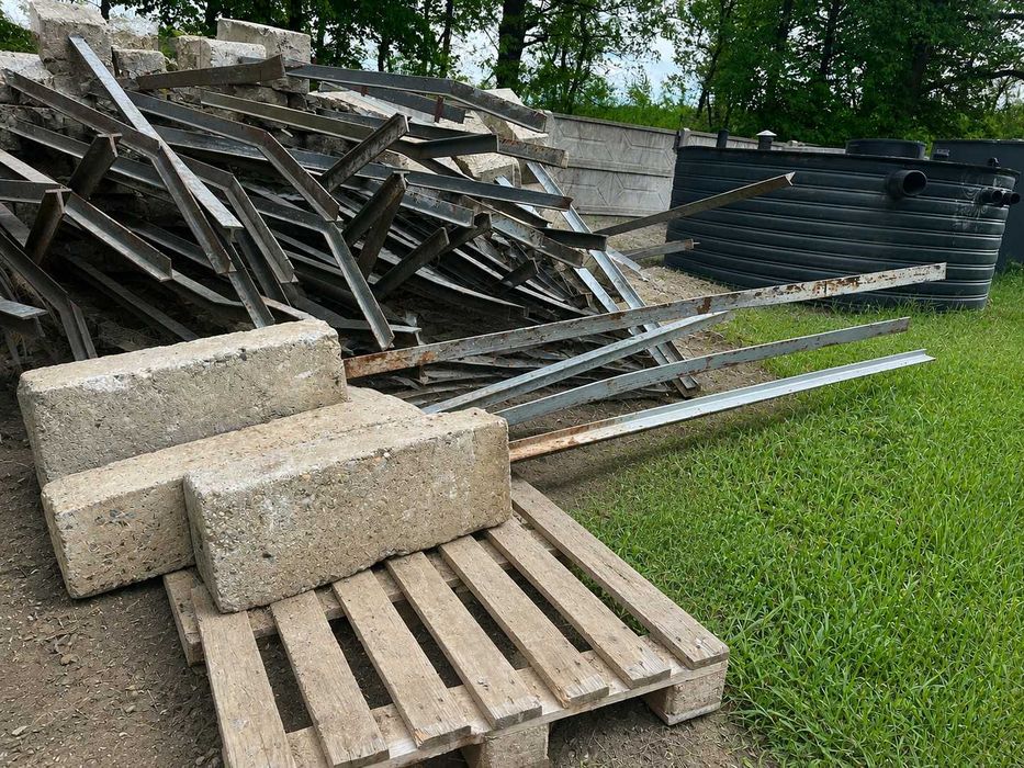 Słupki z fundamentem betonowym 70cm, pod siatkę 2m