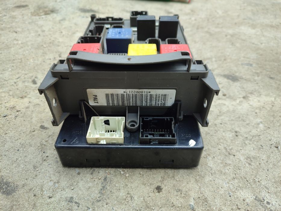 Продам блок BSI предохранителей на renault laguna 2