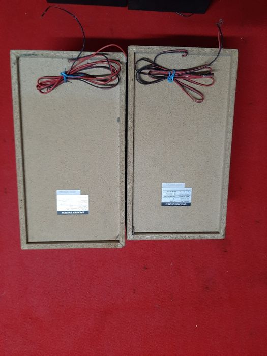 Colunas de som pretas