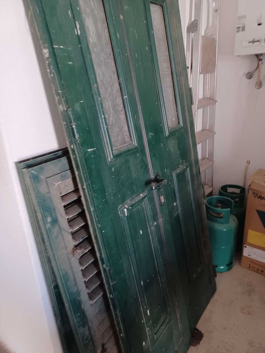 2 Janelas, 2 portadas,  uma porta. Tudo em bom estado. Em alumínio.