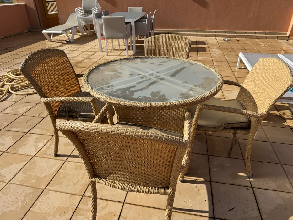 Mesa com tampa de vidro