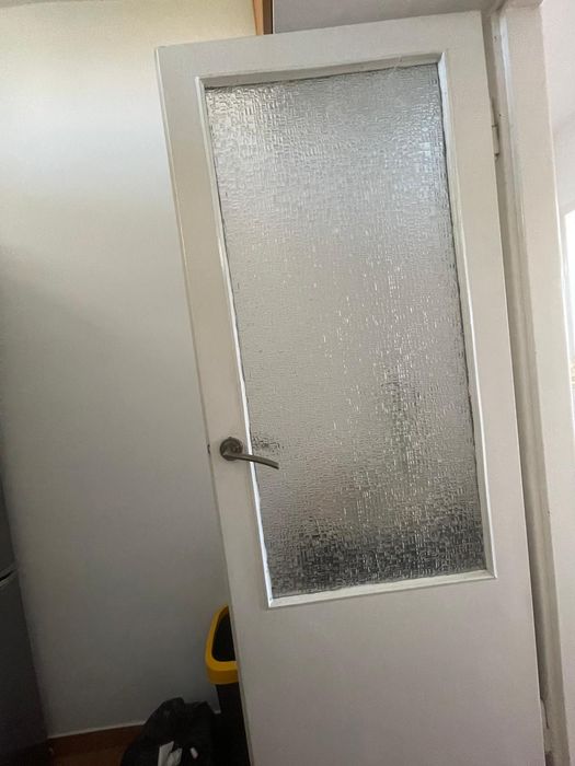Białe drzwi na sprzedaż