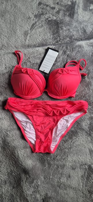 Продам купальники нові