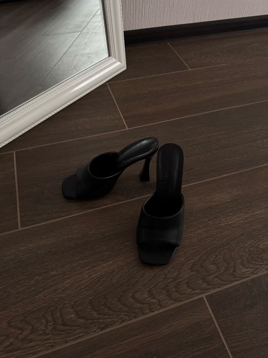 Чорні мюлі на підборах