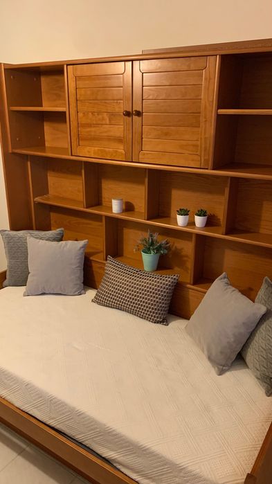 Mobília de quarto com 2 camas de solteiro e secretária