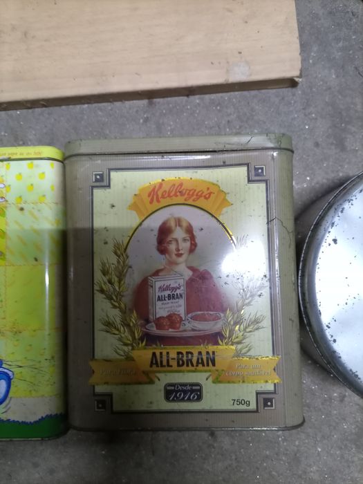 Conjunto de latas antigas