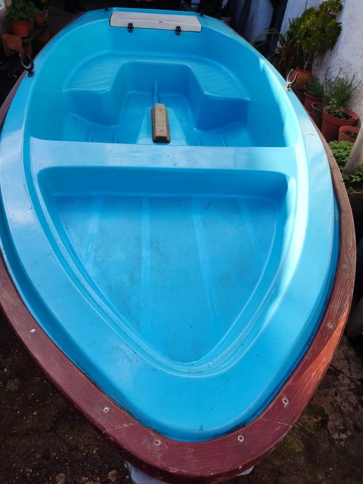 Barco de fibra com reboque