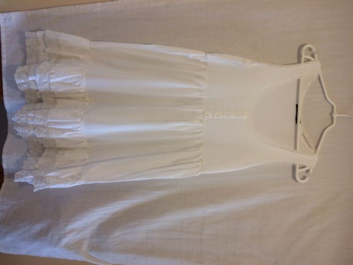 Sukienka biała z falbanami