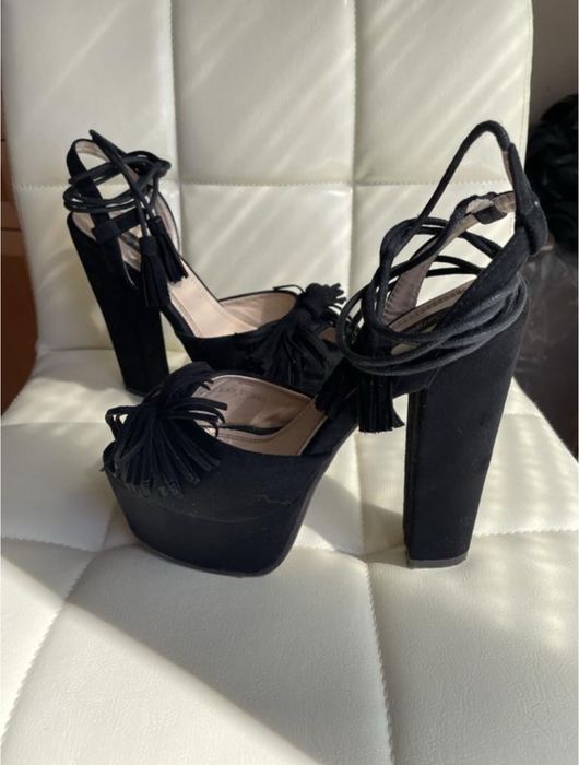 Чорні босоніжки на підборах