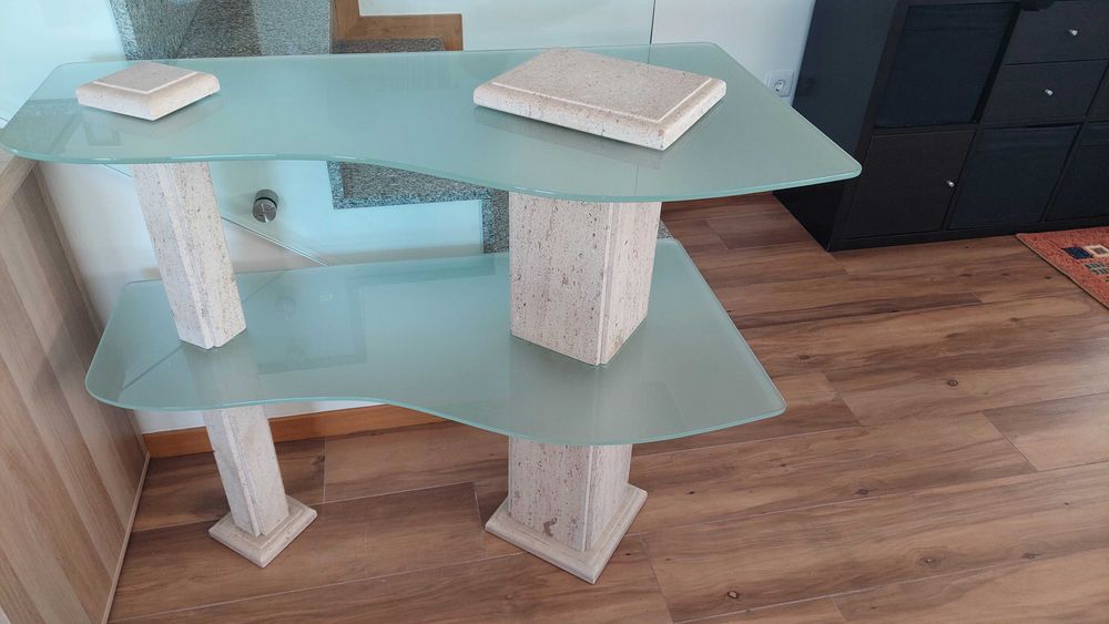 Movel em pedra e vidro