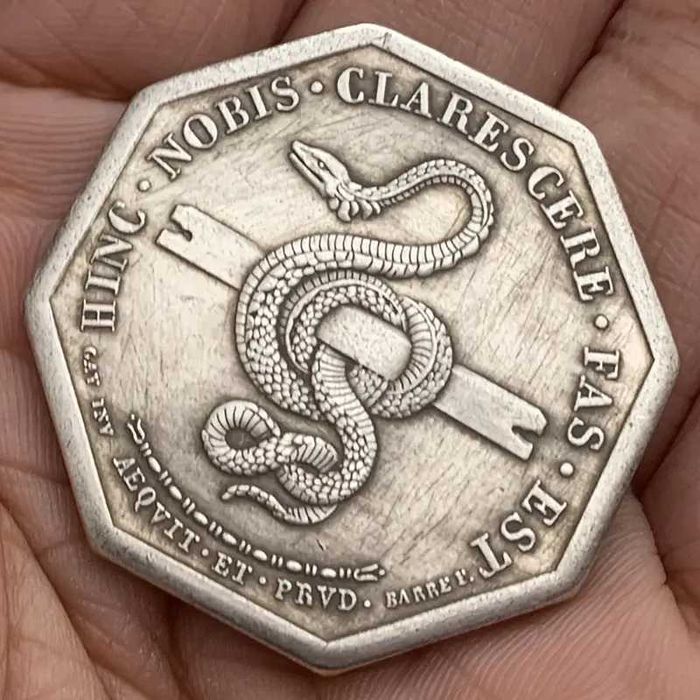 Восьмигранная памятная монета змеи Nobis