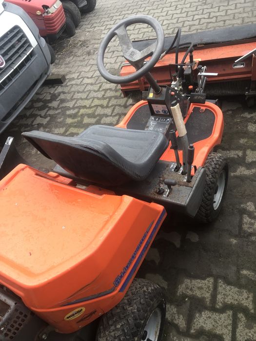 Traktorek zamiatarka huspwarna