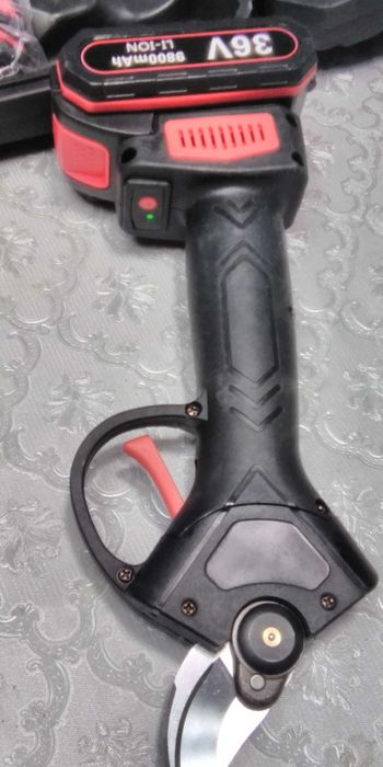 Tesoura de poda com 2 bateria, nova na caixa.