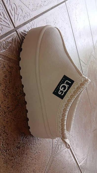 Stylowe kapcie na platformie UGG TAZZ
