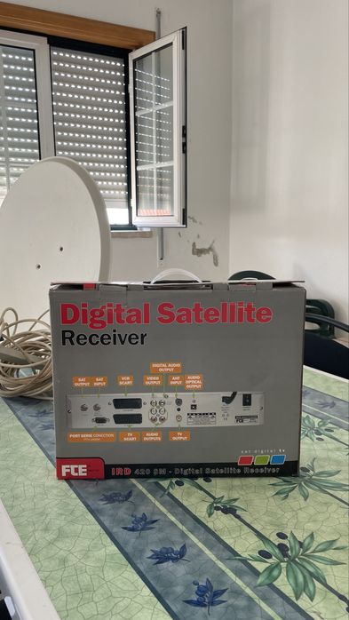 antena parabolia com recetor e suporte de parede