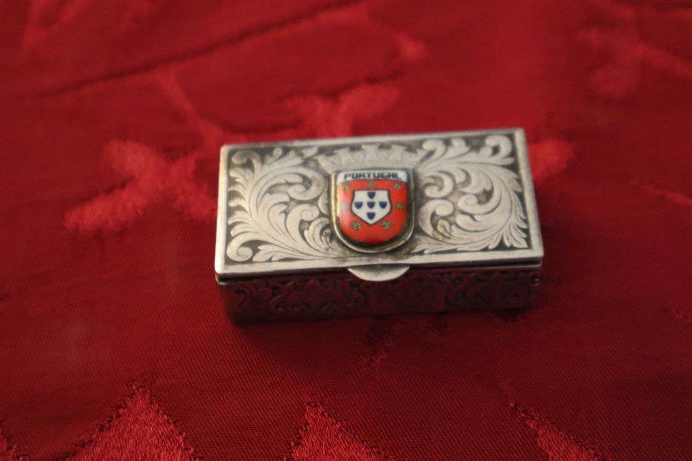 Caixa de rapé ou de comprimidos em metal prateado e esmalte