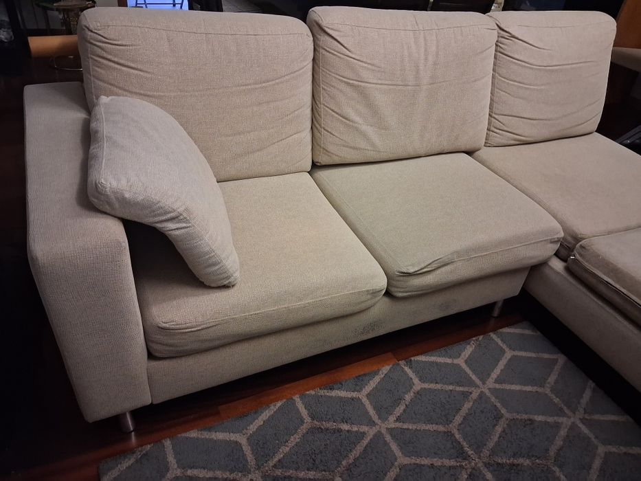 Sofá beje com chaise longue