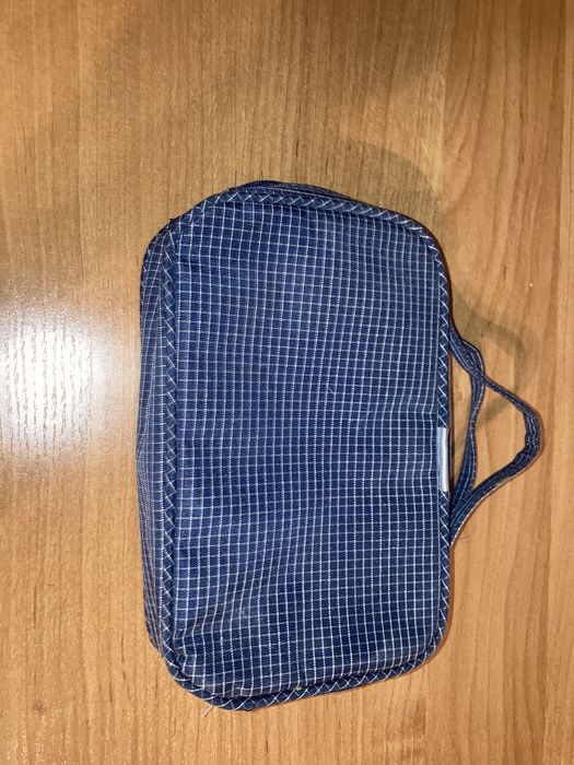 Biało granatowa kosmetyczka