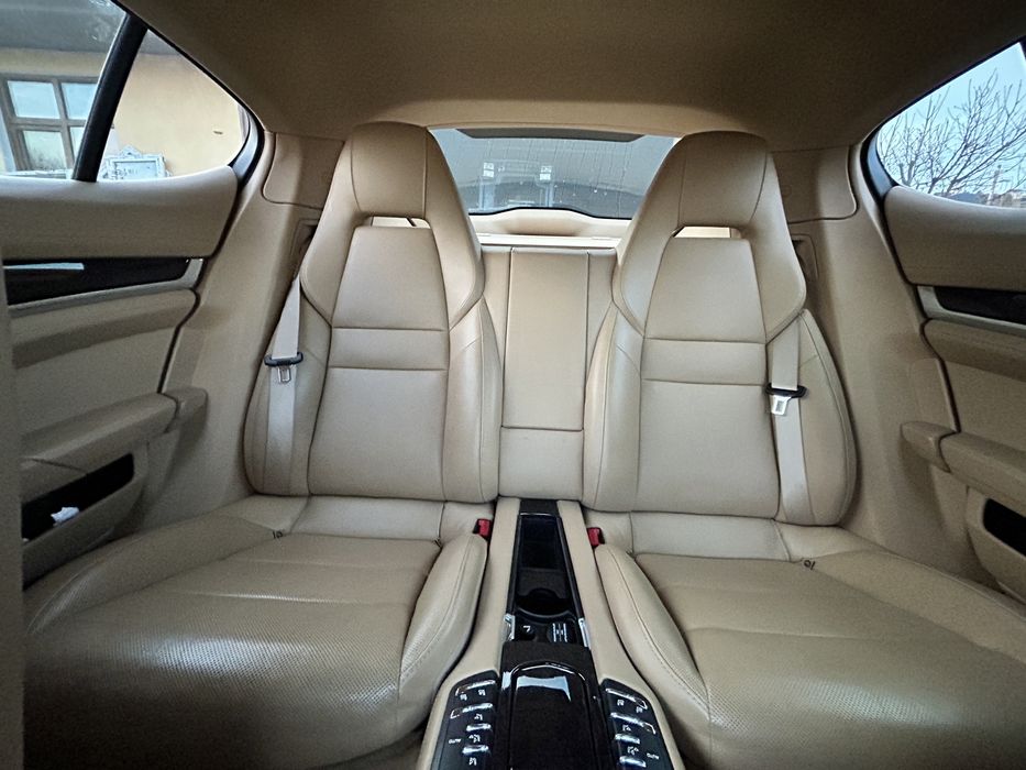 В продажі шикарний Porsche Panamera S (гібрід)