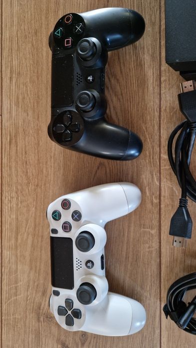 PlayStation 4 1T + 2 pady + GRATIS kabel HDMI