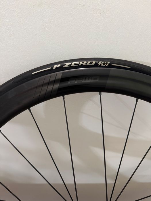 Rodas Carbono FFWD F4 Disc + Pneus Pirelli P Zero + Discos Dura-Ace