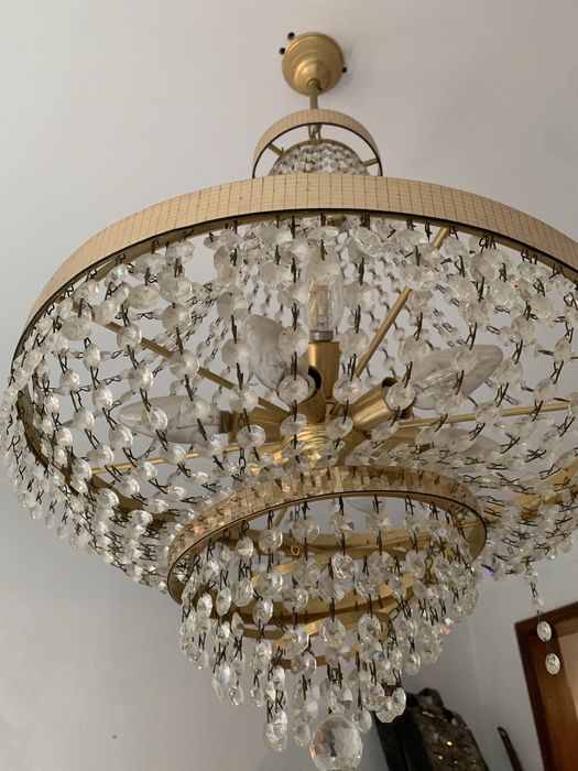 Candeeiro lustre em vidro e dourado.