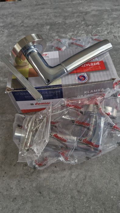 Klamka drzwiowa na dzielnym szyldzie