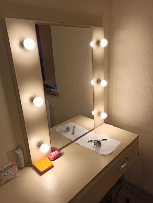 Продам трюмо з підсвіткою.