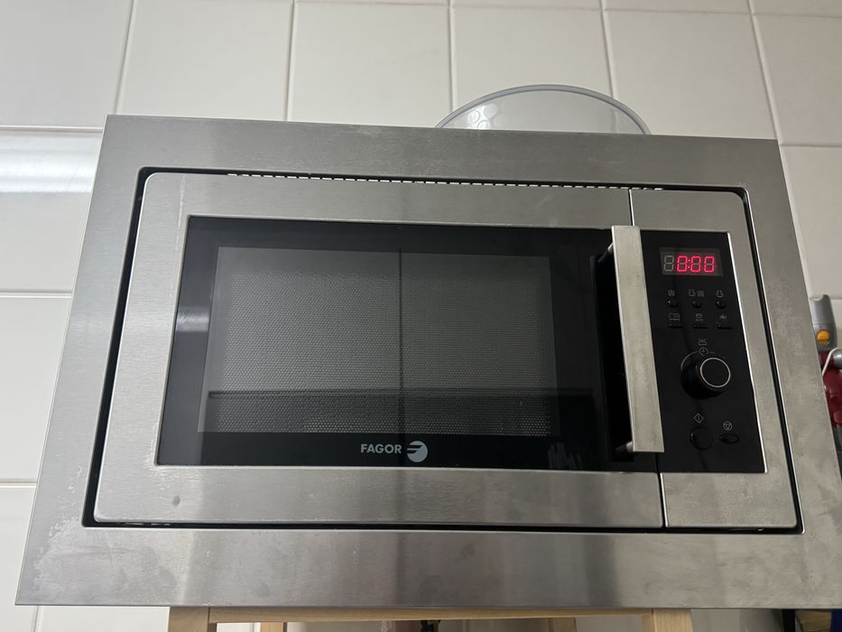 Forno microondas de encastre Fagor