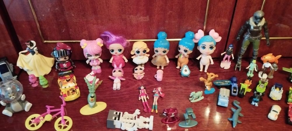 Іграшкові фігурки,машинки