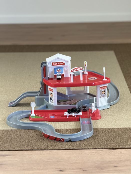 Garagem de Brinquedo com Pista e Hospital / (+ Carrinhos).
