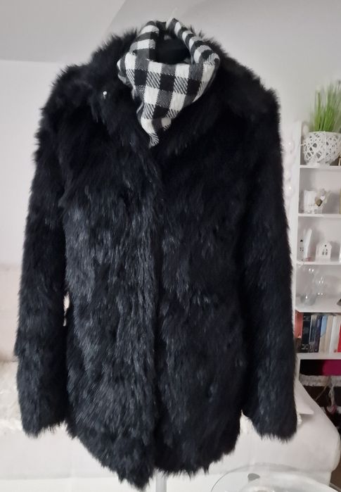 Czarne sztuczne futerko " H&M".