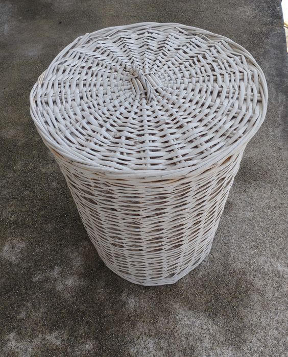 Cesto redondo em vime, ideal para colocar roupa suja ou arrumação de peluches