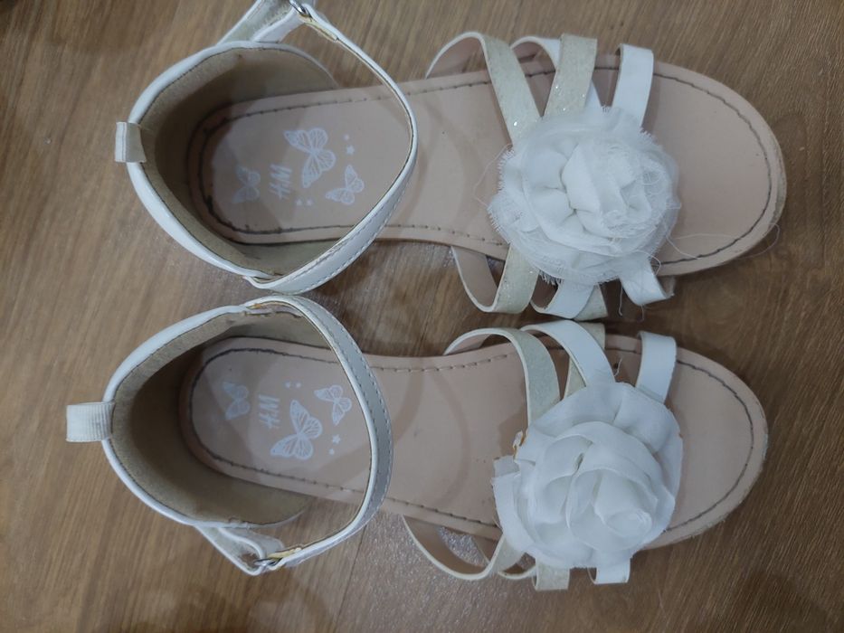 2 pares de sandalias