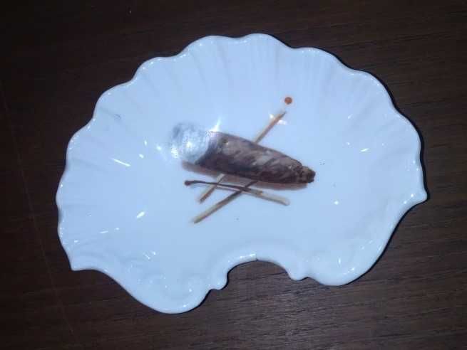 Cinzeiro em porcelana em forma de concha