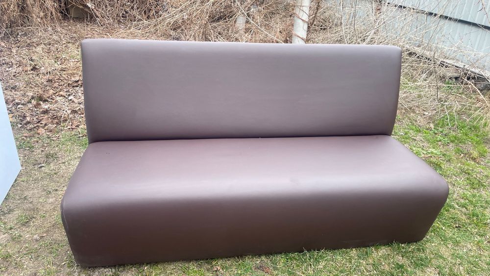 Диван з шкірозамінника