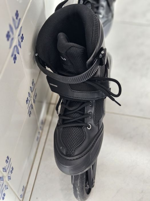 Patins em linha com acessórios