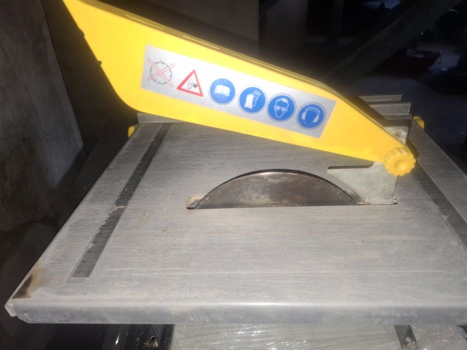 Stołowa piła tarczowa do glazury