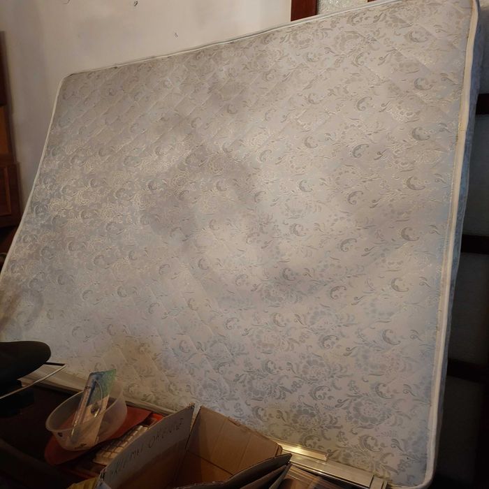 Łóżko  sypialniane  białe z materacem w bardzo dobrym stanie