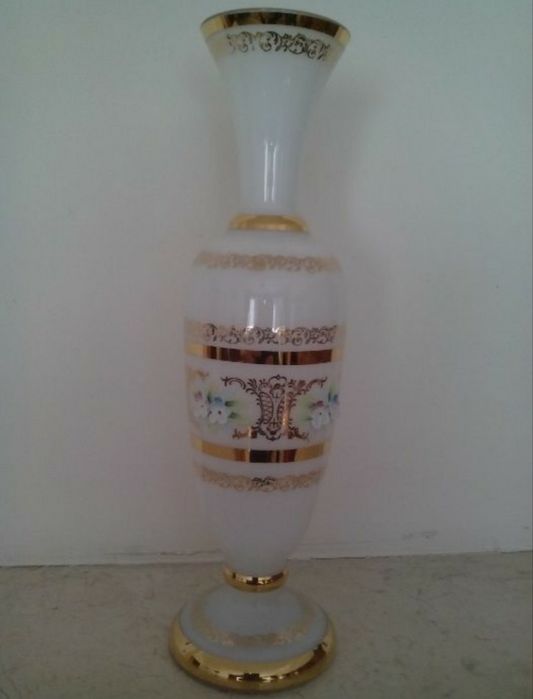 Ваза Богемія білого кольору з квіточками з смальти/Ваза Богемия