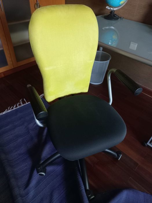 Secretária com tampo de vidro, bloco de gavetas e Cadeira Ikea